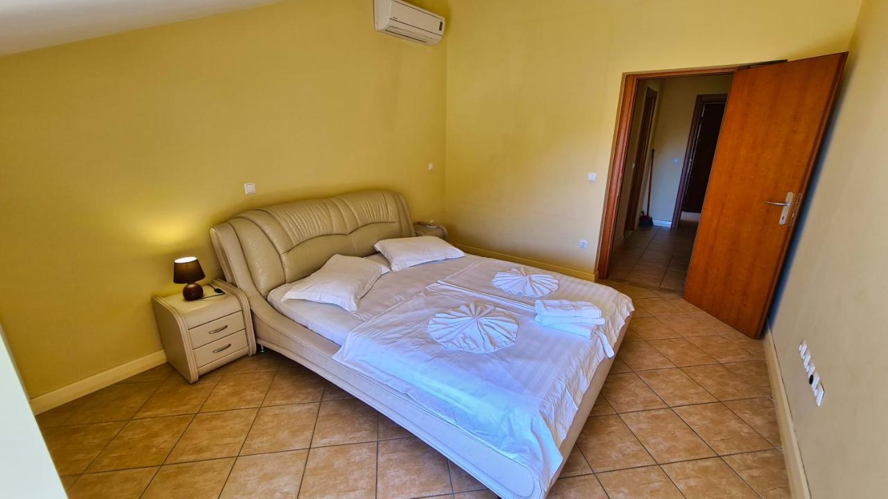 Apartments Villa Astra & Pinija Brela Ngoại thất bức ảnh