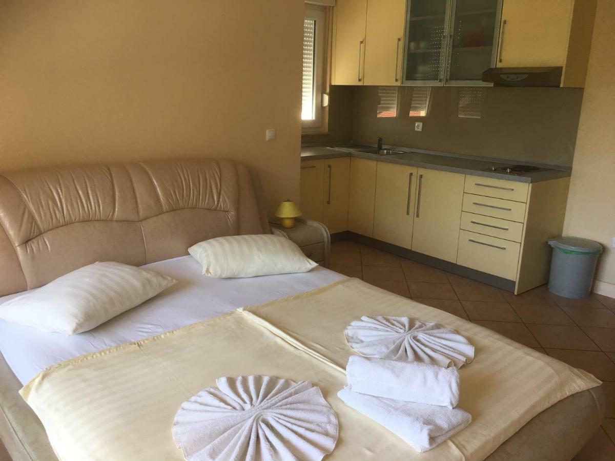 Apartments Villa Astra & Pinija Brela Ngoại thất bức ảnh